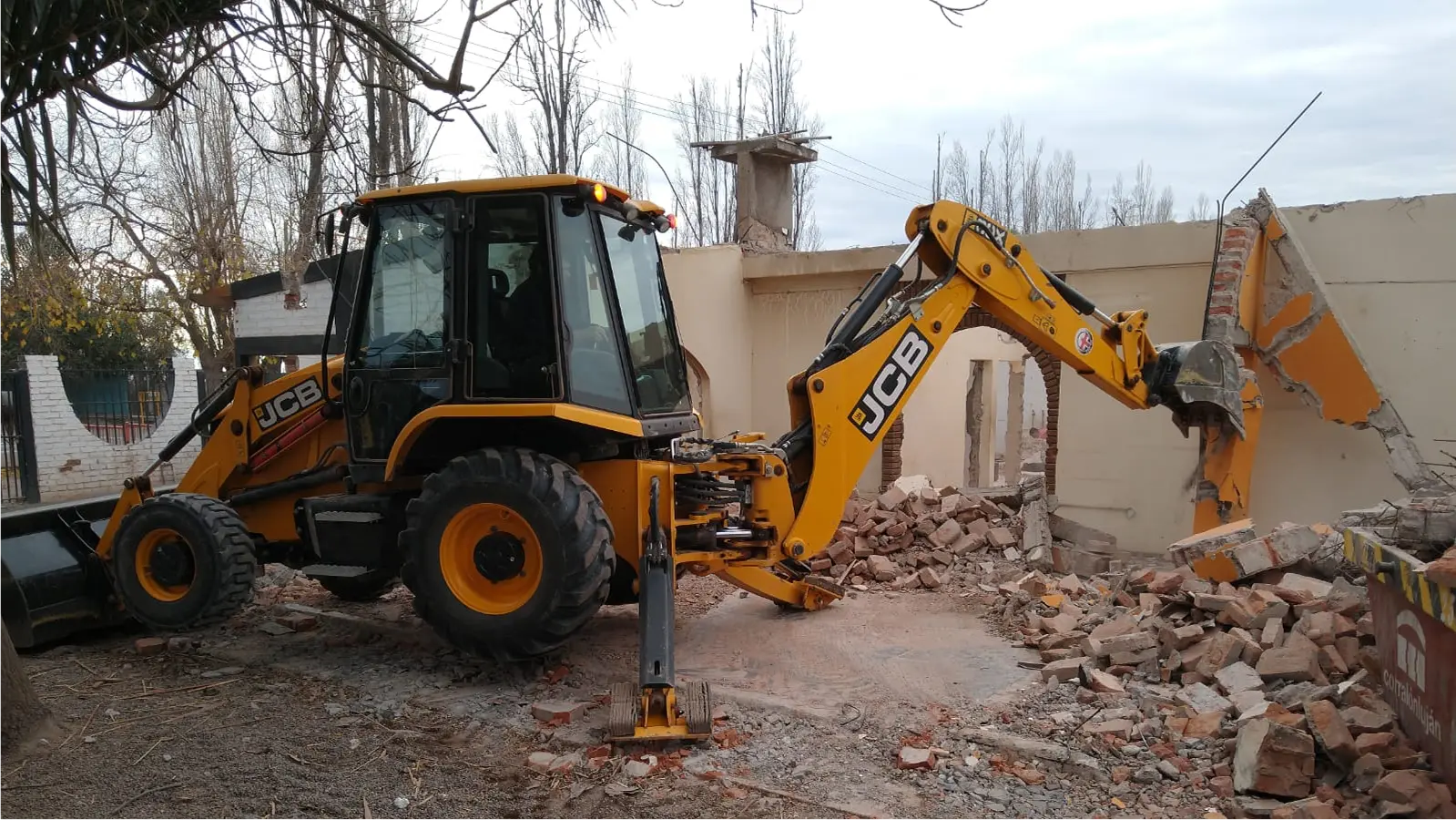 Retroexcavadora realizando excavación en obra civil en Mendoza
